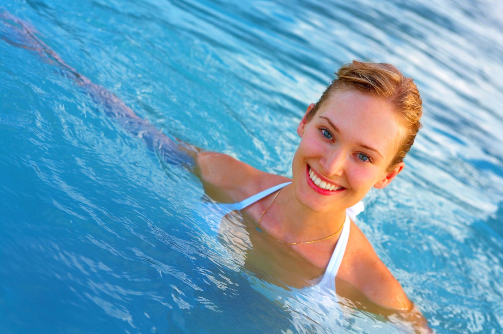 đi bơi trong mùa hè để giải nhiệt cơ thể